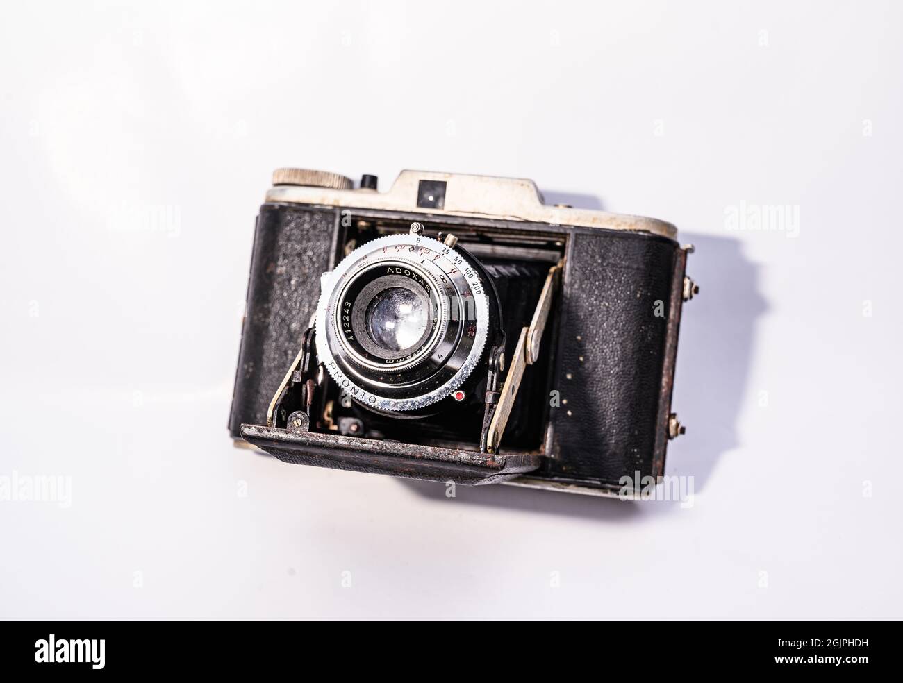 ADOX Golf 63 ist eine Faltschichtkamera der Firma Adox Fotowerke, Wiesbaden, hergestellt zwischen 1954 und 1959. Das Unternehmen Adox wurde 1860 gegründet und war die „erste photochemische Fabrik der Welt“. Verwendet 120 Rollfilm 120 und die Bildgröße ist 6x6 cmEs hat ein beschichtetes Adoxar 1:6.3 f=75 mm Objektiv mit einem Drehtisch-Objektiv vorne für die Fokussierung. Diese verlassene Vintage-Kamera wurde in einem Haus aus dem Müll in Tehatta, Westbengalen, Indien, gefunden. Stockfoto