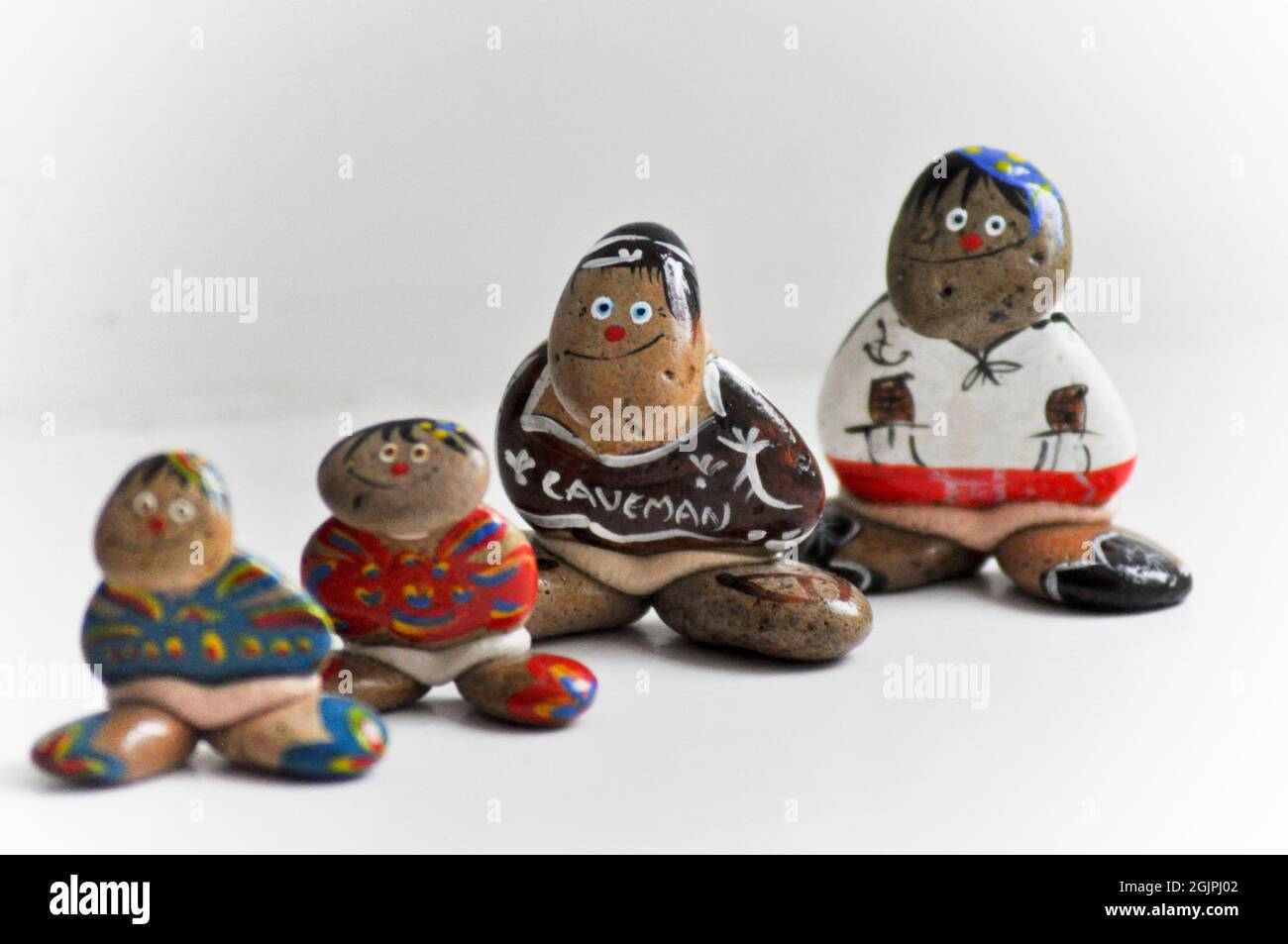 Steinmännchen-Kreationen von den Whinns, Isle of Arran. Diese werden in der Whinns Craft Workshop, Lochranza, Isle of Arran, Schottland, handgefertigt Stockfoto