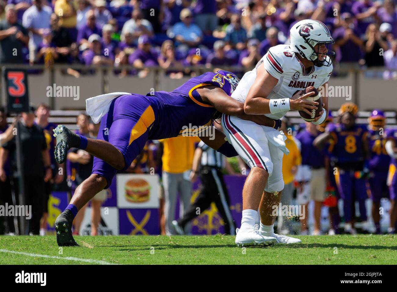 Greenville, NC, USA. September 2021. Jeremy Lewis (11) von East Carolina Pirates wird im ersten Quartal des NCAA-Matches im dowdy-Ficklen Stadium in Greenville, NC, der Quarterback Zeb Noland (8) von South Carolina Gamecocks auserkaufen. (Scott Kinser/Cal Sport Media). Kredit: csm/Alamy Live Nachrichten Stockfoto