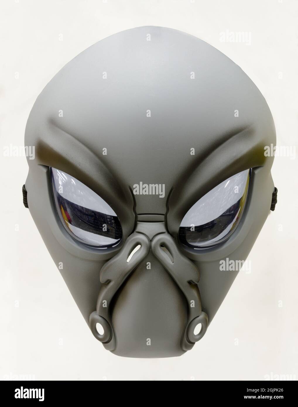 Graue Alien-Maske Isoliert Gegen Weiße Farbe. Stockfoto