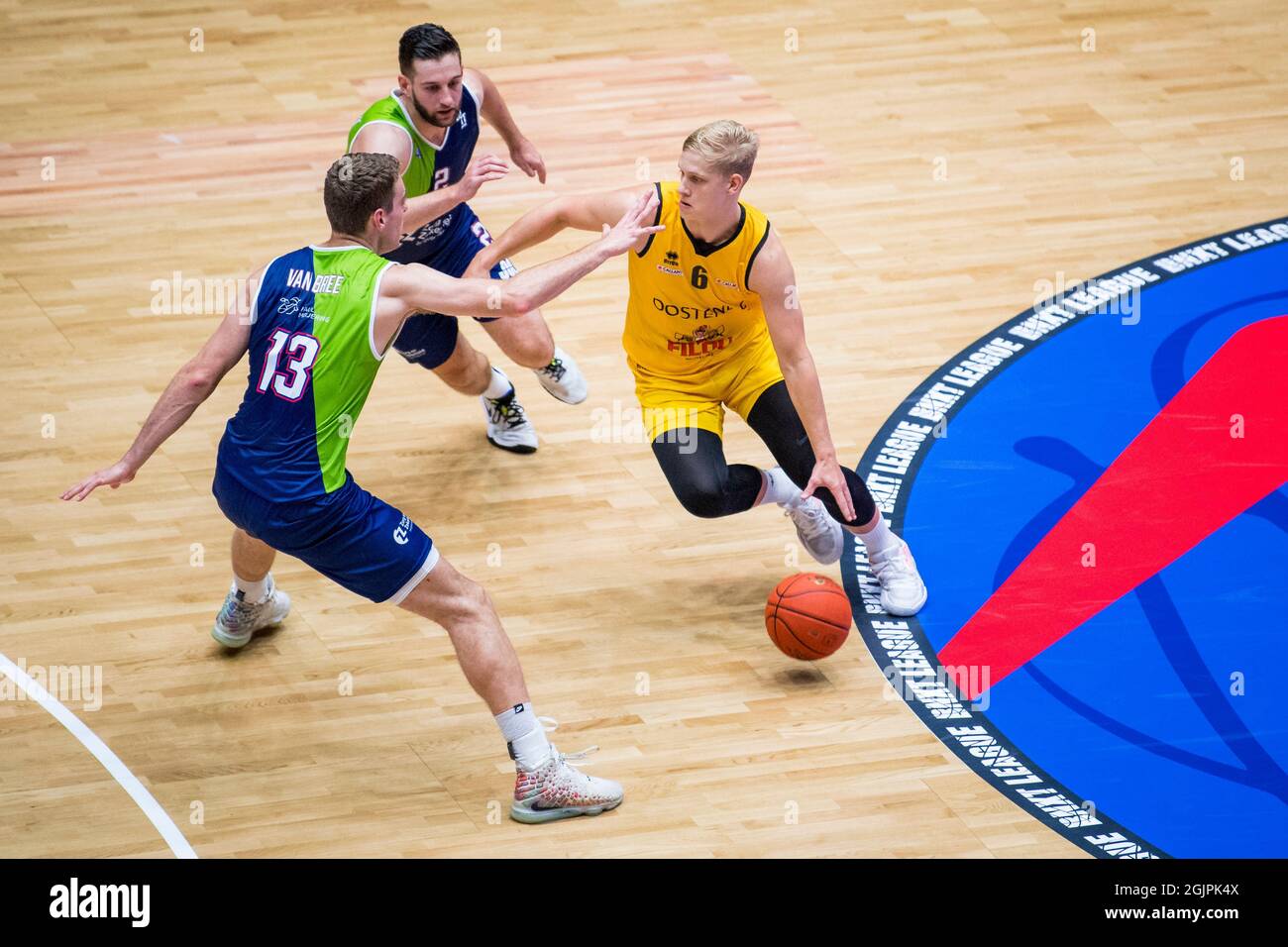 In einem Basketballspiel zwischen Du kämpfen Leidens Luuk van Bree, Leidens Maarten Bouwknecht und Oostendes Keye van der Vurst de Vries um den Ball Stockfoto