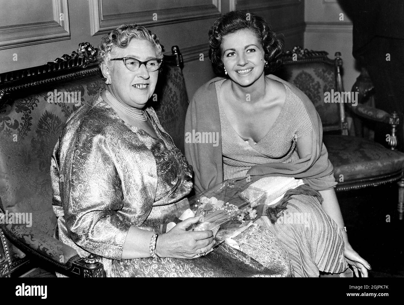 Die englische Krimiautorin Agatha Christie mit der Schauspielerin Margaret Lockwood am ersten Abend des Theaterstücks 'Towards Zero', 1956 / Aktenzeichen # 34145-434THA Stockfoto