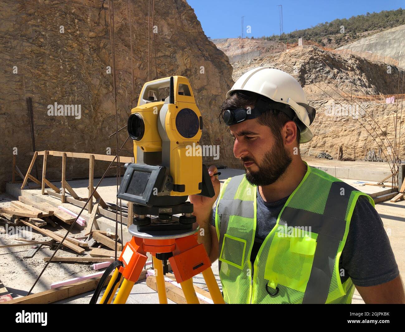 Landvermesser arbeitet auf der Baustelle Stockfoto