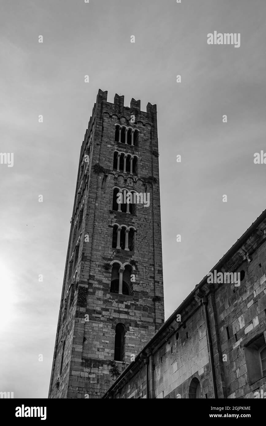 Die Basilika San Frediano ist eine der ältesten katholischen Gotteshäuser in Lucca, im romanischen Stil, und befindet sich auf dem gleichnamigen Platz. Stockfoto