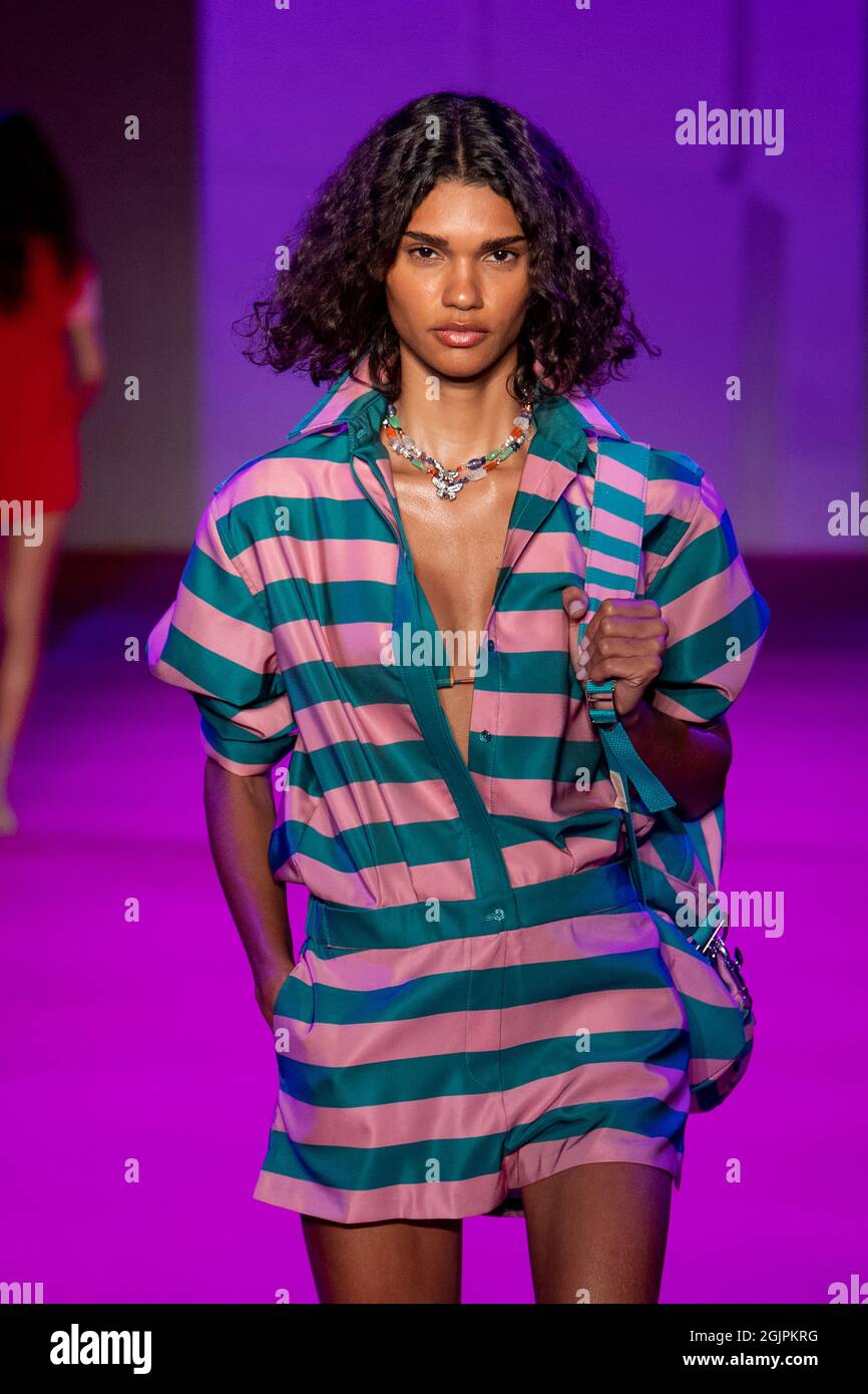 New York, Usa. September 2021. Ein Model geht auf der Brandon Maxwell Fashion Show während der NYFW (New York Fashion Week) in Brooklyn, New York City, auf die Piste. Kredit: SOPA Images Limited/Alamy Live Nachrichten Stockfoto