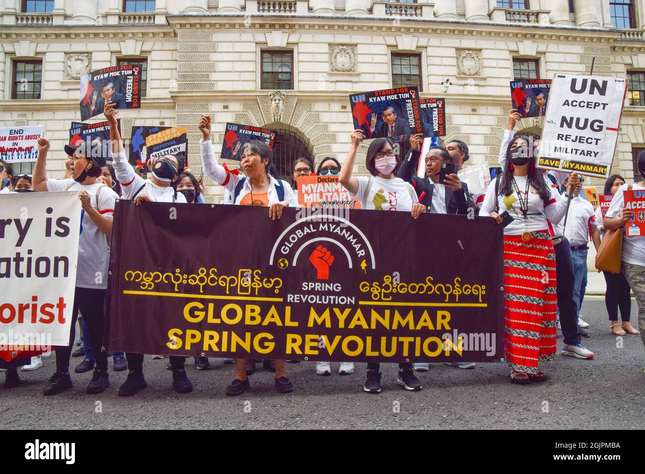 London, Großbritannien. September 2021. Demonstranten vor dem Außen- und Commonwealth-Büro. Demonstranten versammelten sich in Westminster zur Unterstützung von Myanmars UN-Vertreter Kyaw Moe tun und aus Protest gegen den Militärputsch in Myanmar. Kredit: Vuk Valcic / Alamy Live Nachrichten Stockfoto