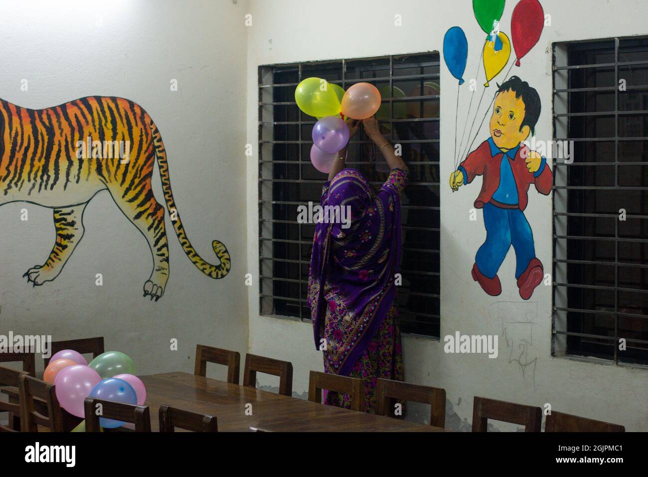 Dhaka, Bangladesch. September 2021. Ein Lehrpersonal wird das Innere eines Klassenzimmers dekoriert, um es für die Schüler attraktiver zu machen, nachdem die Behörden die Rückkehr zur Schule nach mehreren Monaten erlaubt haben. Am 11. September 2021 in Dhaka, Bangladesch. (Jannatul Hasan/Eyepix Group) Quelle: Eyepix Group/Alamy Live News Stockfoto