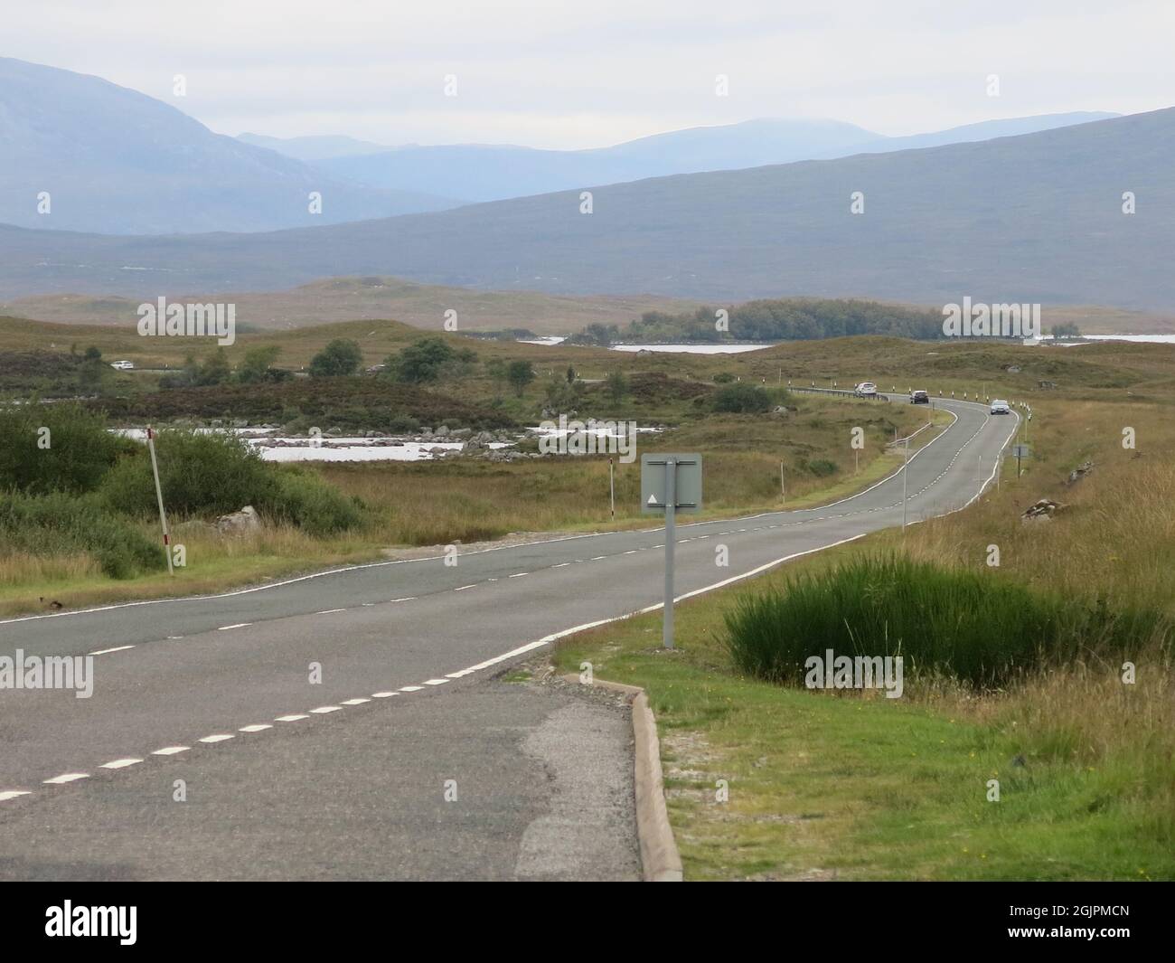 Ziemlich leere Straßen im September, während Sie durch düstere, schottische Bergkulisse über Rannoch Moor und durch Glencoe auf der A82 fahren. Stockfoto