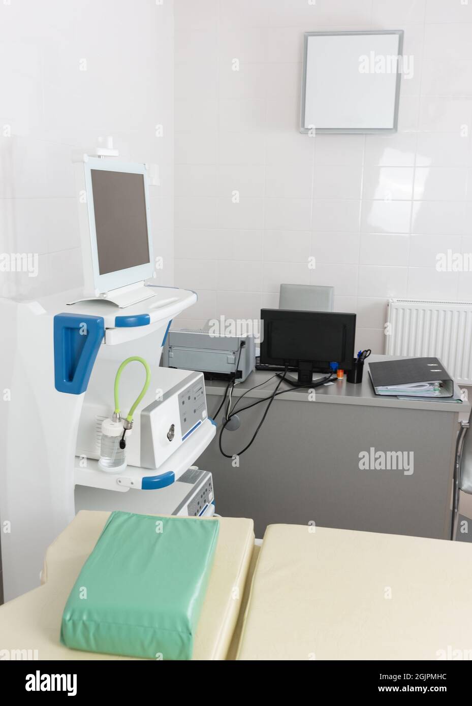Das Innere eines medizinischen Büros mit Geräten für die Durchführung einer Videoendoskopiestudie mit einem Arztarbeitsplatz, der mit Bürogeräten ausgestattet ist Stockfoto