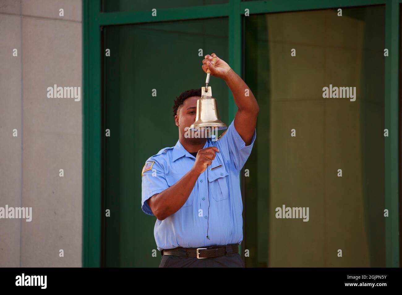 Bloomington, Usa. September 2021. Ein Feuerwehrmann der Bloomington Fire Department läutet eine Glocke, als sich die Ersthelfer zum 20. Jahrestag der Gedenkfeier des 11. Septembers bei Ivy Tech in Bloomington versammeln.vor zwanzig Jahren griffen Terroristen am 11. September die Vereinigten Staaten an, 2001 Tötung von über 2000 Menschen im World Trade Center in New York und Beginn eines Krieges mit den Vereinigten Staaten, der andauert. Kredit: SOPA Images Limited/Alamy Live Nachrichten Stockfoto