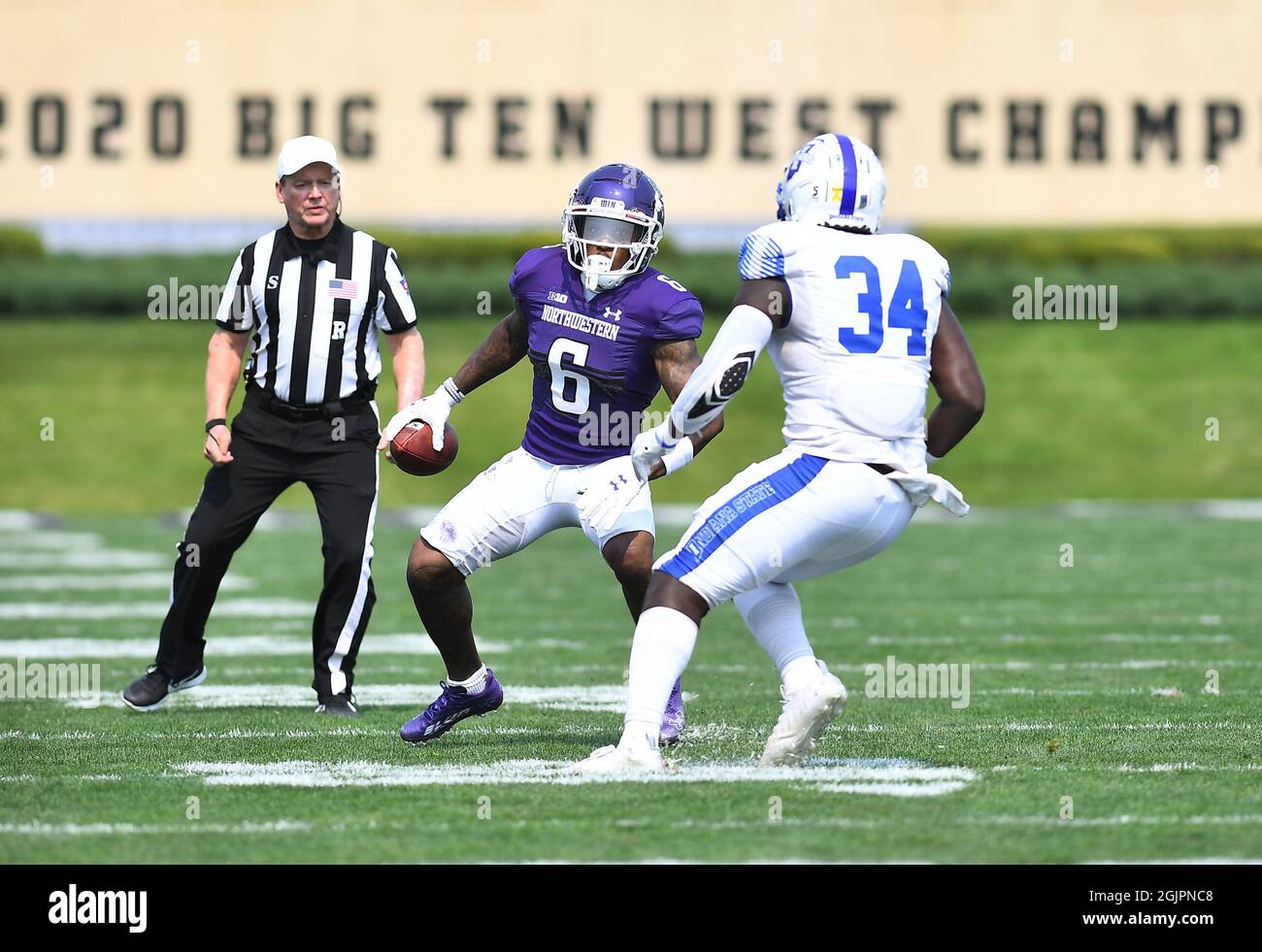 11. September 2021: Malik Washington #6 der Northwestern Wildcats versucht, während des NCAA-Fußballspiels zwischen den Northwestern Wildcats und den Indiana State-Platanen im Ryan Field in Evanston, Illinois, Kelvin Broome Jr. #34 der Indiana State-Platanen zu erreichen. Dean Reid/CSM. Stockfoto