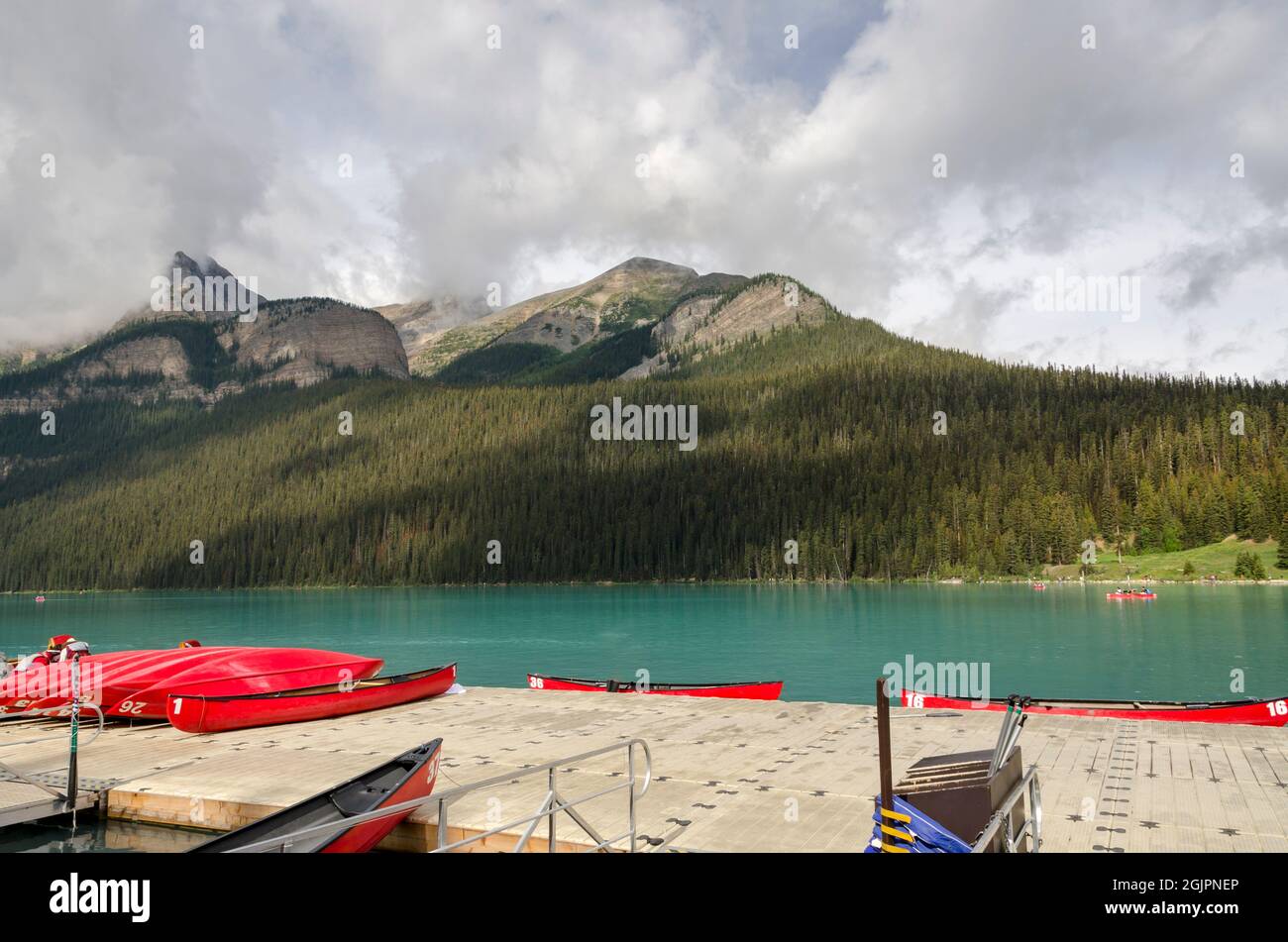 Lake Louise an bewölktem Tag im Sommer im Banff National Park, Alberta, Kanada Stockfoto