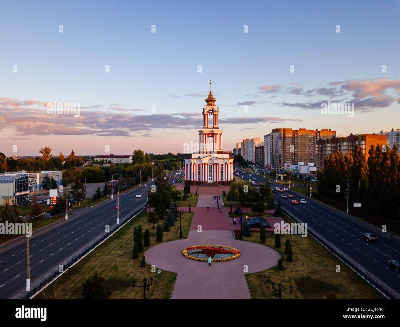 Tempel Märtyrer St. Georg am Gedenkkomplex in Kursk, Luftaufnahme. Stockfoto