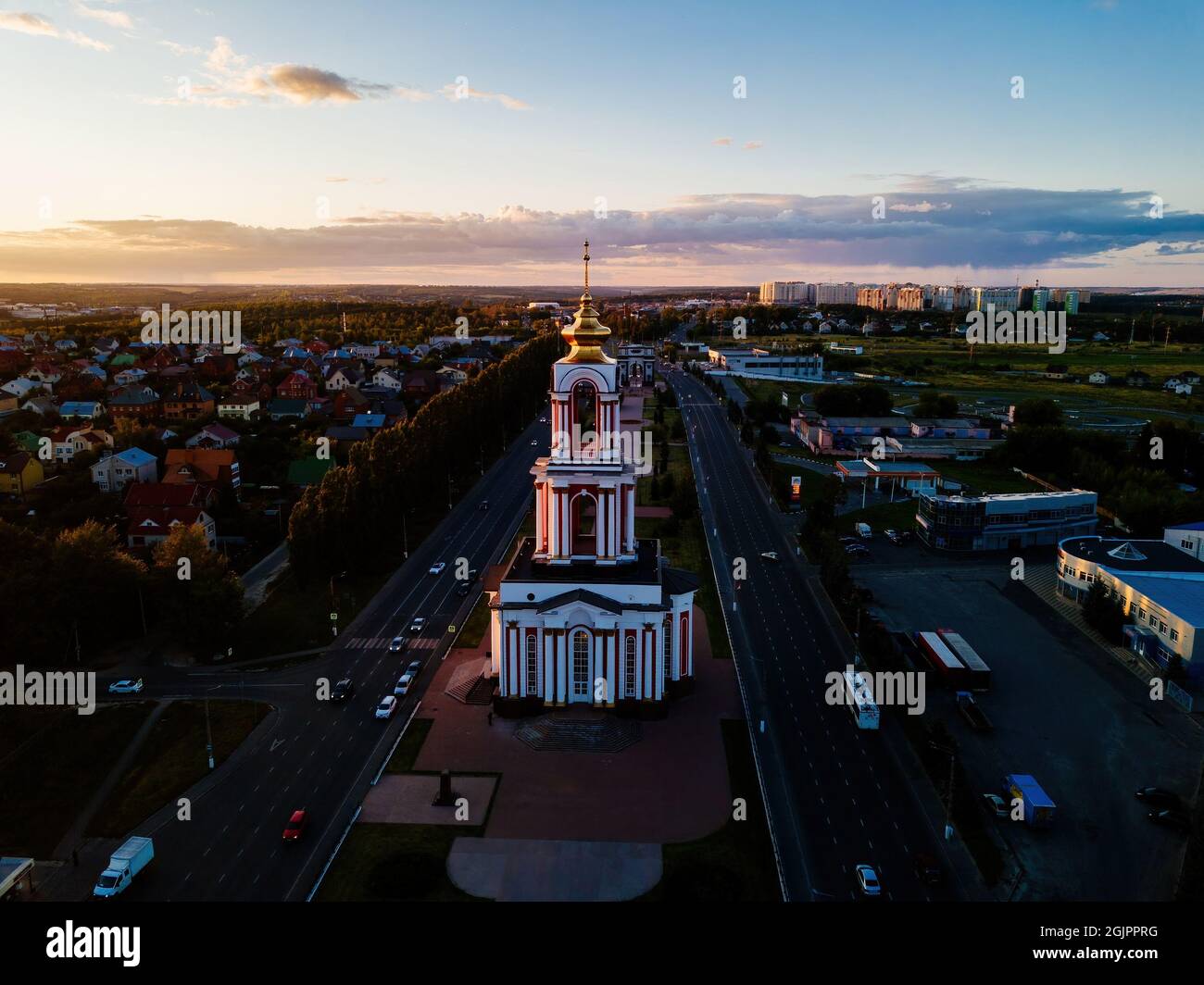 Tempel Märtyrer St. Georg am Gedenkkomplex in Kursk, Luftaufnahme. Stockfoto