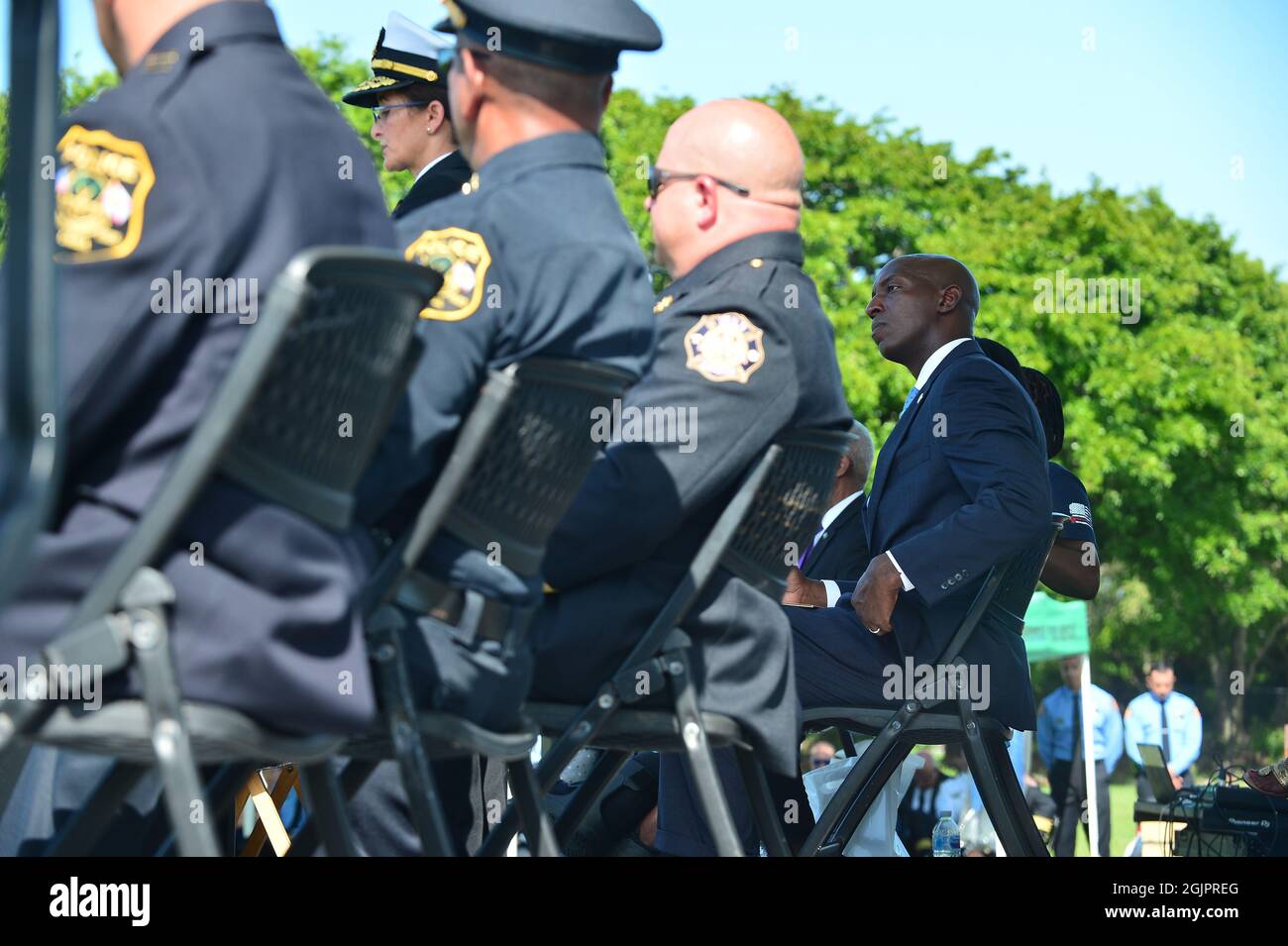 Miramar, USA. September 2021. MIRAMAR, FL – 11. SEPTEMBER: Der US Southern Command-Konteradmiral Yvett Davids spricht als Bürgermeister der Stadt Miramar Wayne Messam schaut während der Gedenkstätte Miramar 911 an, die zum Gedenken an den 20. Jahrestag der 9/11 Terroranschläge auf die Zwillingstürme des World Trade Centers im Miramar Regional Park am 11. September gewidmet ist. 2021 in Miramar, Florida. Das Denkmal wird aus zwei Stahlträgern aus den Zwillingstürmen errichtet. (Foto von JL/Sipa USA) Quelle: SIPA USA/Alamy Live News Stockfoto