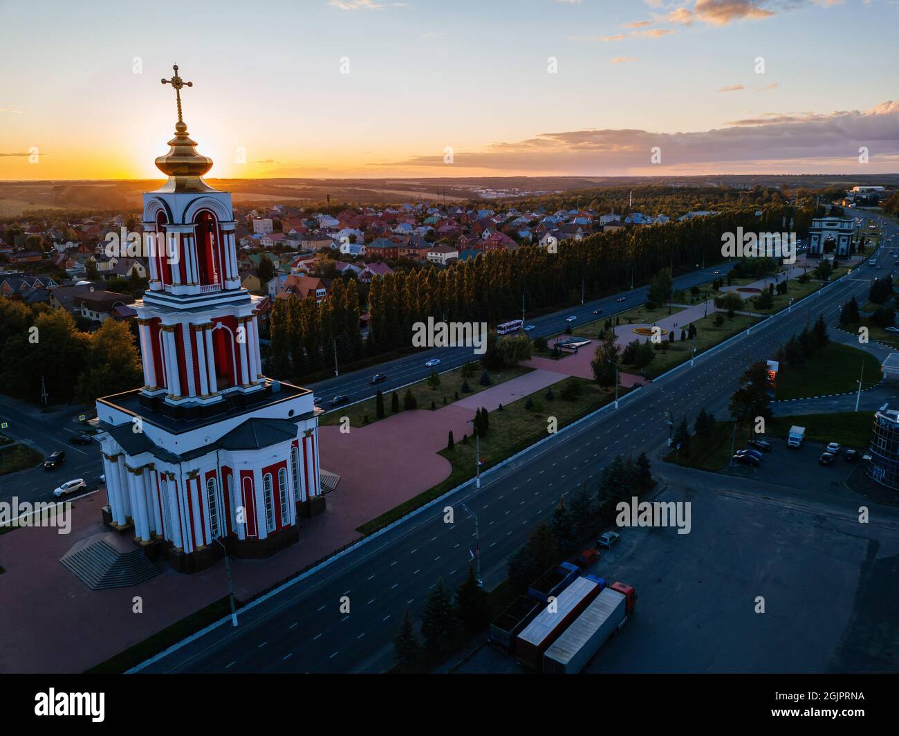 Tempel Märtyrer St. Georg am Gedenkkomplex in Kursk, Luftaufnahme. Stockfoto