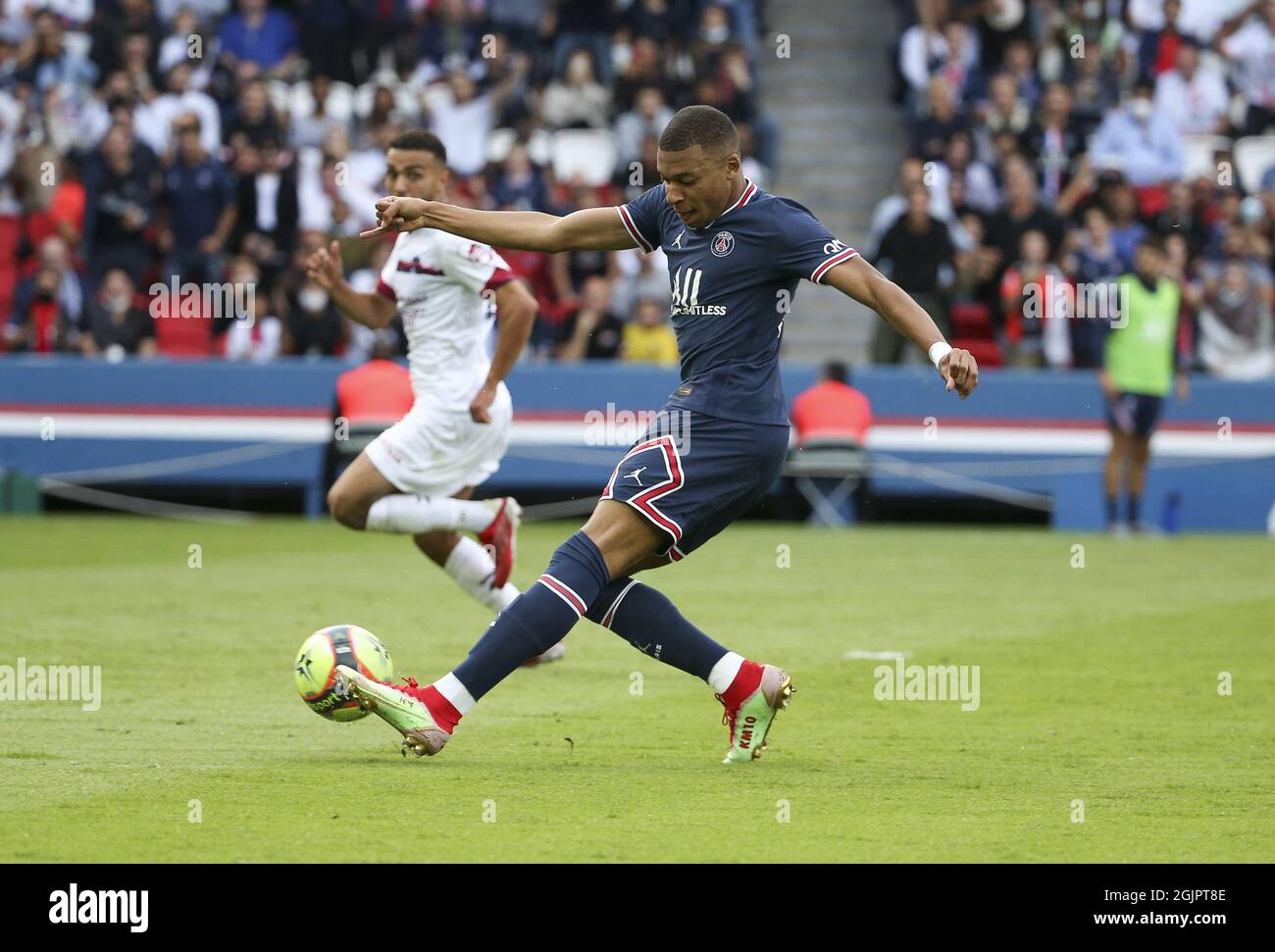 Kylian Mbappe von PSG erzielt sein Tor während des französischen Ligue 1-Fußballspiels zwischen Paris Saint-Germain und Clermont Foot 63 am 11. September 2021 im Stadion Parc des Princes in Paris, Frankreich Stockfoto