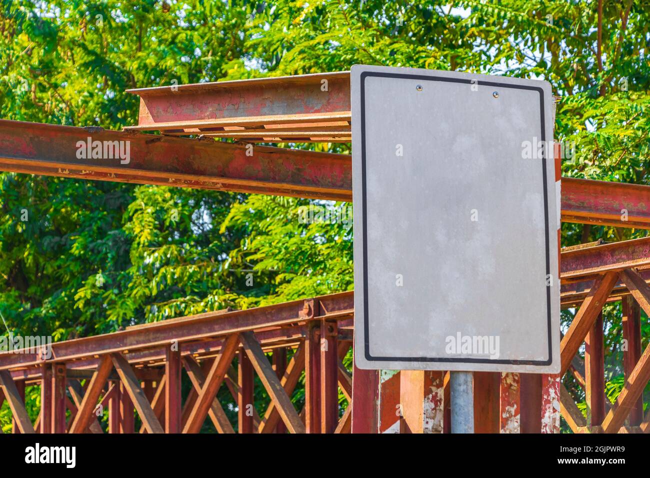 Weißes, leeres Verkehrsschild an der alten französischen Brücke Luang Prabang Laos. Stockfoto