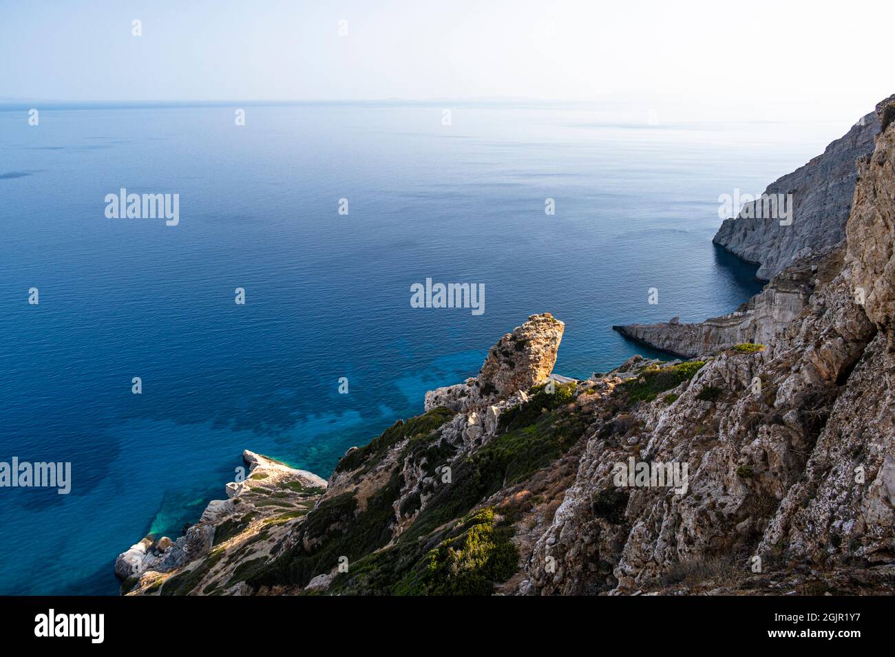 Felsküste von Folegandros mit der Ägäis Stockfoto