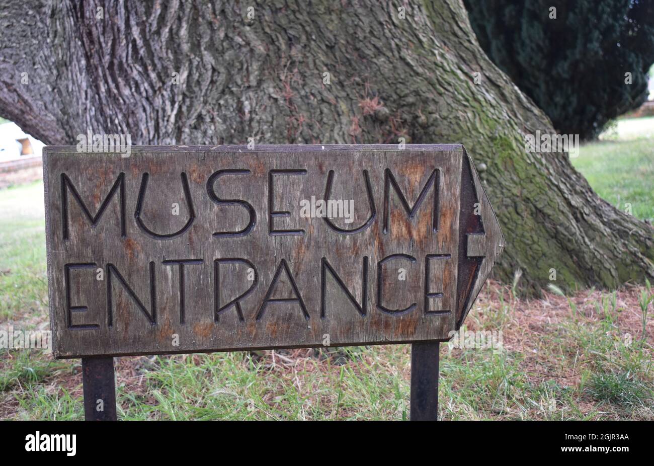 Holzschild: 'Museum Entrance' im Milton Keynes Museum. Stockfoto