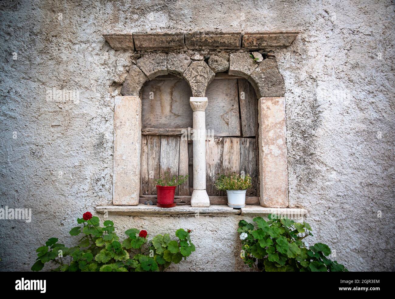 Alte Kirchenfenster auf einer Kirche in Chora, Folegandros, Griechenland Stockfoto
