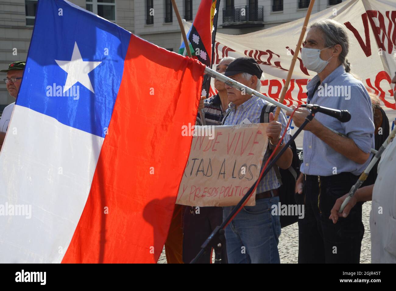 Der 42. Jahrestag des Militärputsches in Chile - Demonstration am Pariser Platz vor dem Brandenburger Tor in Berlin, Deutschland - 11. September 2021. Stockfoto