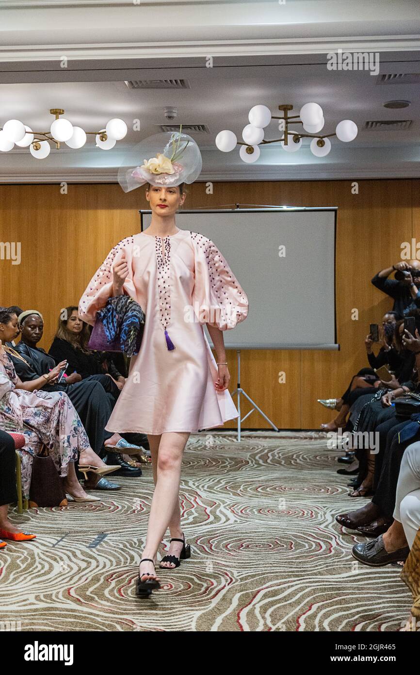 London, Großbritannien. September 2021. Der nigrische Couturier Ade Bakare feiert 30 Jahre Design. Ade Bakare feiert 30 Jahre hochkarätigen Designs mit einer Einladung zur Show im Rembrandt Hotel, South Kensington, London. Kredit: Peter Hogan/Alamy Live Nachrichten Stockfoto