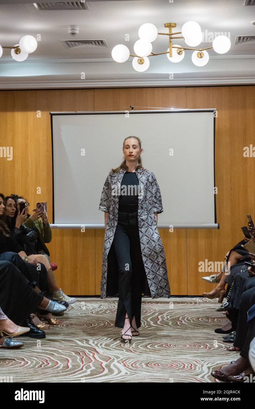 London, Großbritannien. September 2021. Der nigrische Couturier Ade Bakare feiert 30 Jahre Design. Ade Bakare feiert 30 Jahre hochkarätigen Designs mit einer Einladung zur Show im Rembrandt Hotel, South Kensington, London. Kredit: Peter Hogan/Alamy Live Nachrichten Stockfoto