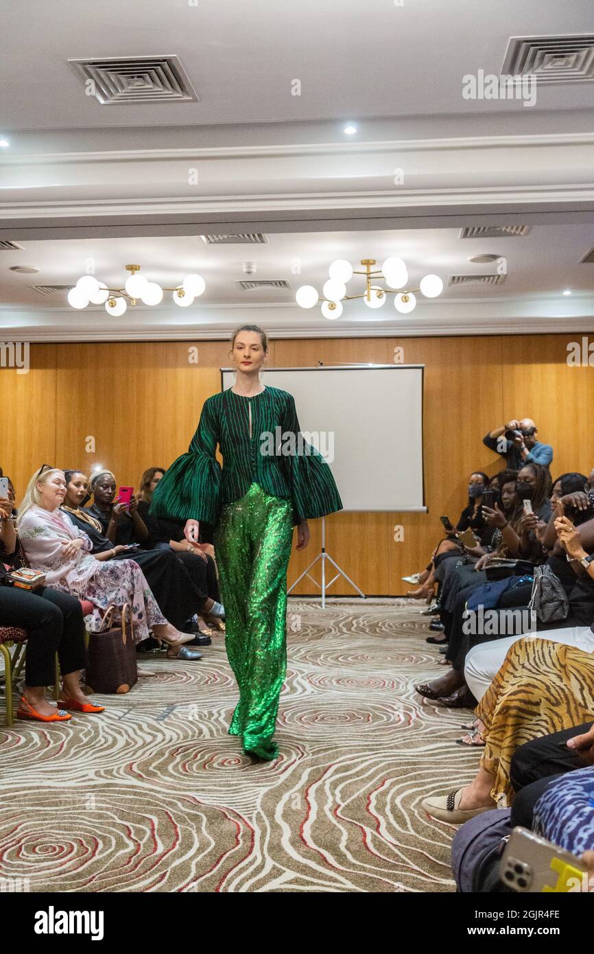 London, Großbritannien. September 2021. Der nigrische Couturier Ade Bakare feiert 30 Jahre Design. Ade Bakare feiert 30 Jahre hochkarätigen Designs mit einer Einladung zur Show im Rembrandt Hotel, South Kensington, London. Kredit: Peter Hogan/Alamy Live Nachrichten Stockfoto