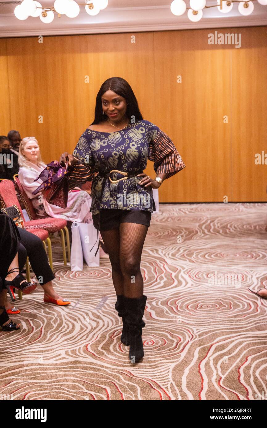 London, Großbritannien. September 2021. Der nigrische Couturier Ade Bakare feiert 30 Jahre Design. Ade Bakare feiert 30 Jahre hochkarätigen Designs mit einer Einladung zur Show im Rembrandt Hotel, South Kensington, London. Kredit: Peter Hogan/Alamy Live Nachrichten Stockfoto