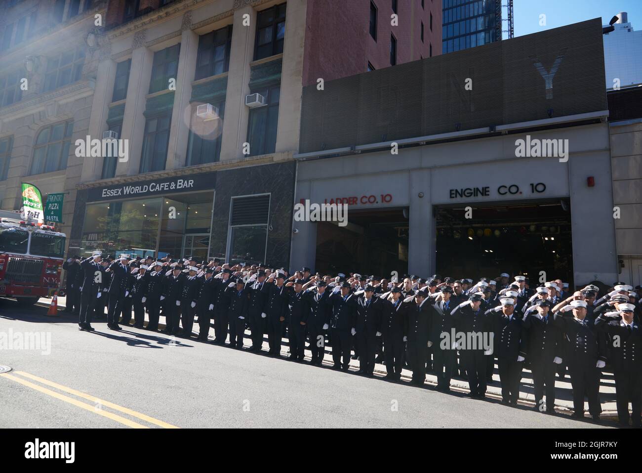 Mitglieder von FDNY Ten House, Engine Company 10 und Ladder Company 10 erinnern an die 343 Feuerwehrmänner, die am 9./11. September 01, am 20. Jahrestag des 11 Terroranschlags auf 2001 das World Trade Center und das US-Finanzzentrum in New York, ihr Leben ließen. New York, am Samstag, den 11. September 2021.Quelle: Allan Tannenbaum für CNP/MediaPunch Stockfoto