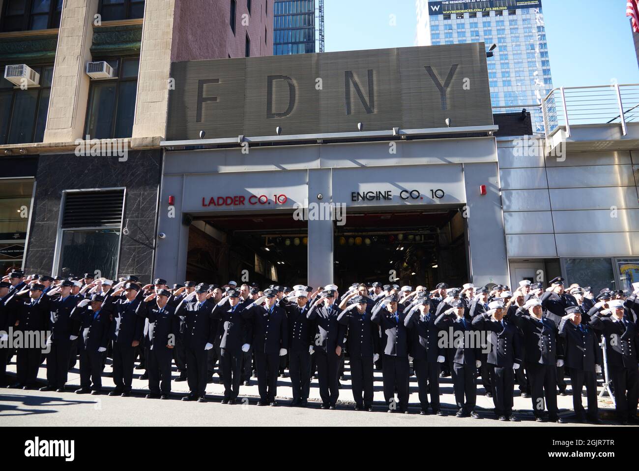 Mitglieder von FDNY Ten House, Engine Company 10 und Ladder Company 10 erinnern an die 343 Feuerwehrmänner, die am 9./11. September 01, am 20. Jahrestag des 11 Terroranschlags auf 2001 das World Trade Center und das US-Finanzzentrum in New York, ihr Leben ließen. New York, am Samstag, den 11. September 2021.Quelle: Allan Tannenbaum für CNP/Sipa USA Quelle: SIPA USA/Alamy Live News Stockfoto