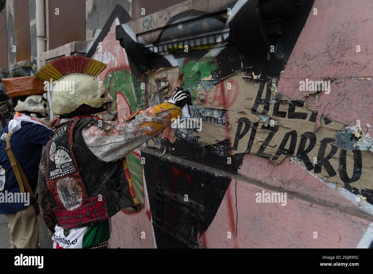 Santiago, Metropolitana, Chile. September 2021. Zwei verkleidete Menschen machen Graffiti, bei einer Demonstration in Santiago. Heute, am 11. September, jährt sich der Putsch in Chile zum 47. Mal und Salvador Allende zum Tode. (Bild: © Matias Basualdo/ZUMA Press Wire) Stockfoto