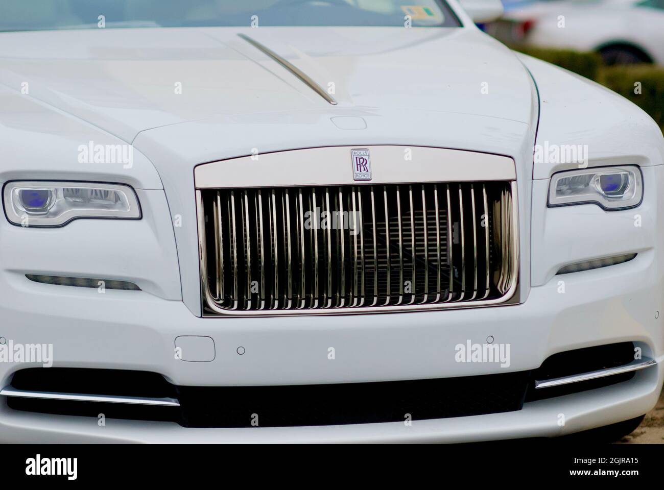 Sterling, Virginia, USA - 9. Dezember 2018: Nahaufnahme eines neuen Luxusfahrzeugs von Rolls-Royce, das bei der Autowerkstatt von Rolls-Royce Motor Cars Sterling geparkt ist. Stockfoto