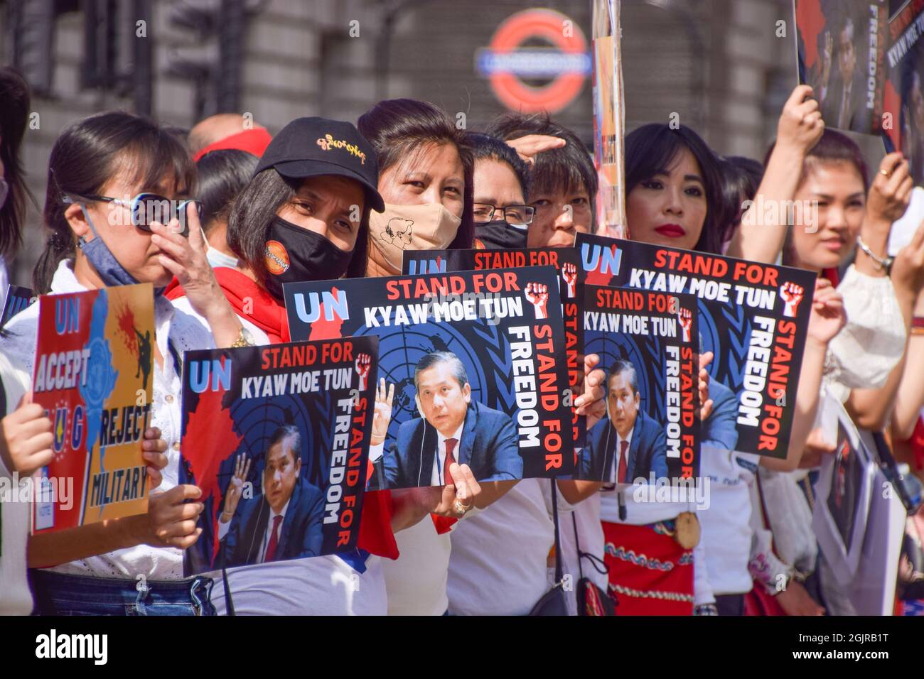 Demonstranten halten Plakate zur Unterstützung von Kyaw Moe tun, der UN-Vertreterin von Myanmar, während der Demonstration auf dem Parliament Square.Demonstranten versammelten sich in Westminster, um Kyaw Moe tun, der UN-Vertreterin von Myanmar, zu unterstützen und gegen den Militärputsch in Myanmar zu protestieren. (Foto von Vuk Valcic / SOPA Images/Sipa USA) Stockfoto