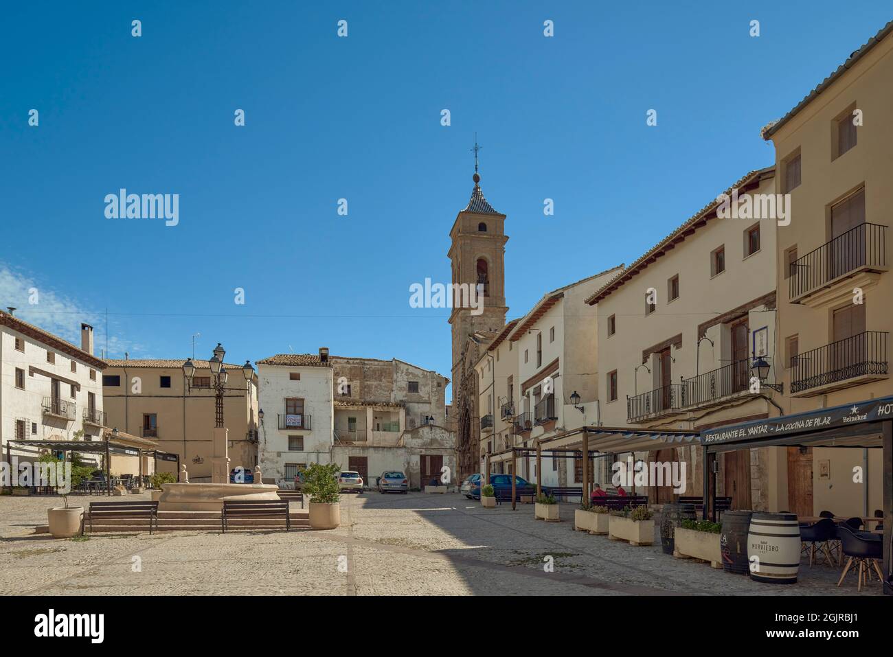 Plaza del Albornoz mit dem El Salvador Kirchturm im Hintergrund in der Stadt Requena in der Provinz Valencia, Spanien, Europa Stockfoto
