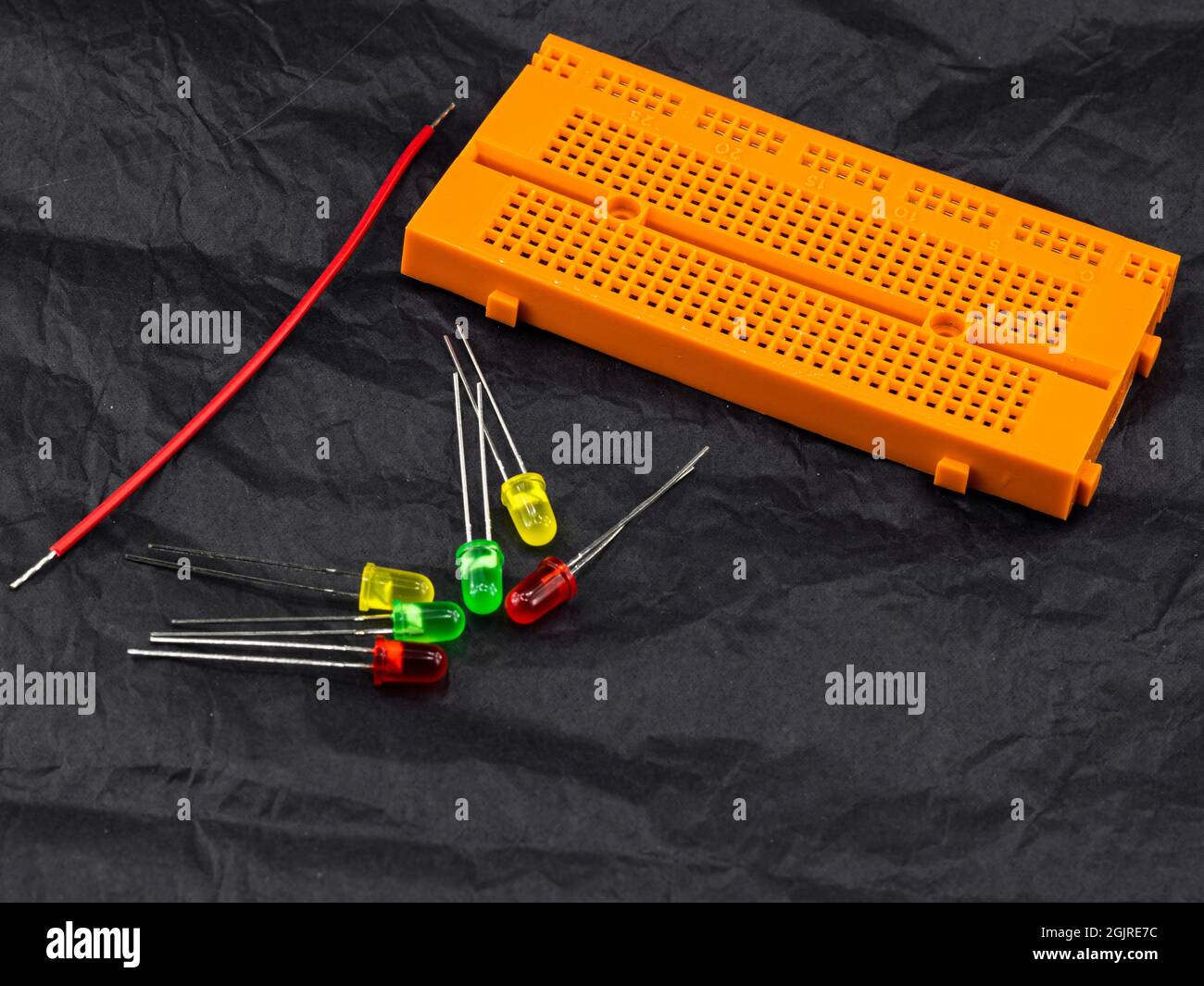 Elektronische Ersatzteile und Platine zur Realisierung von Lehrschaltungen Stockfoto
