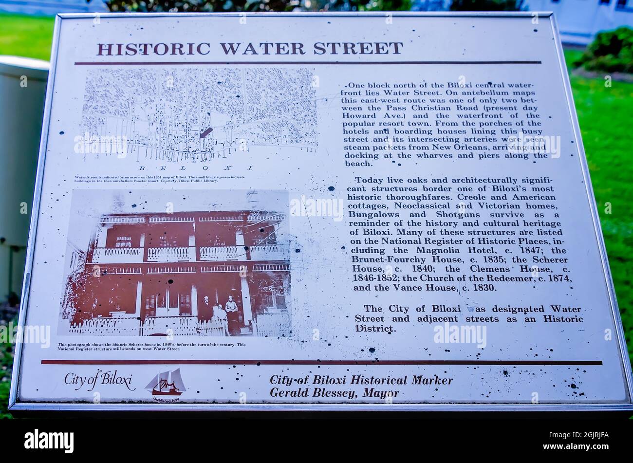 Eine historische Markierung erzählt die Geschichte der Water Street, 5. September 2021, in Biloxi, Mississippi. Die historische Straße weist zahlreiche historische Gebäude auf. Stockfoto
