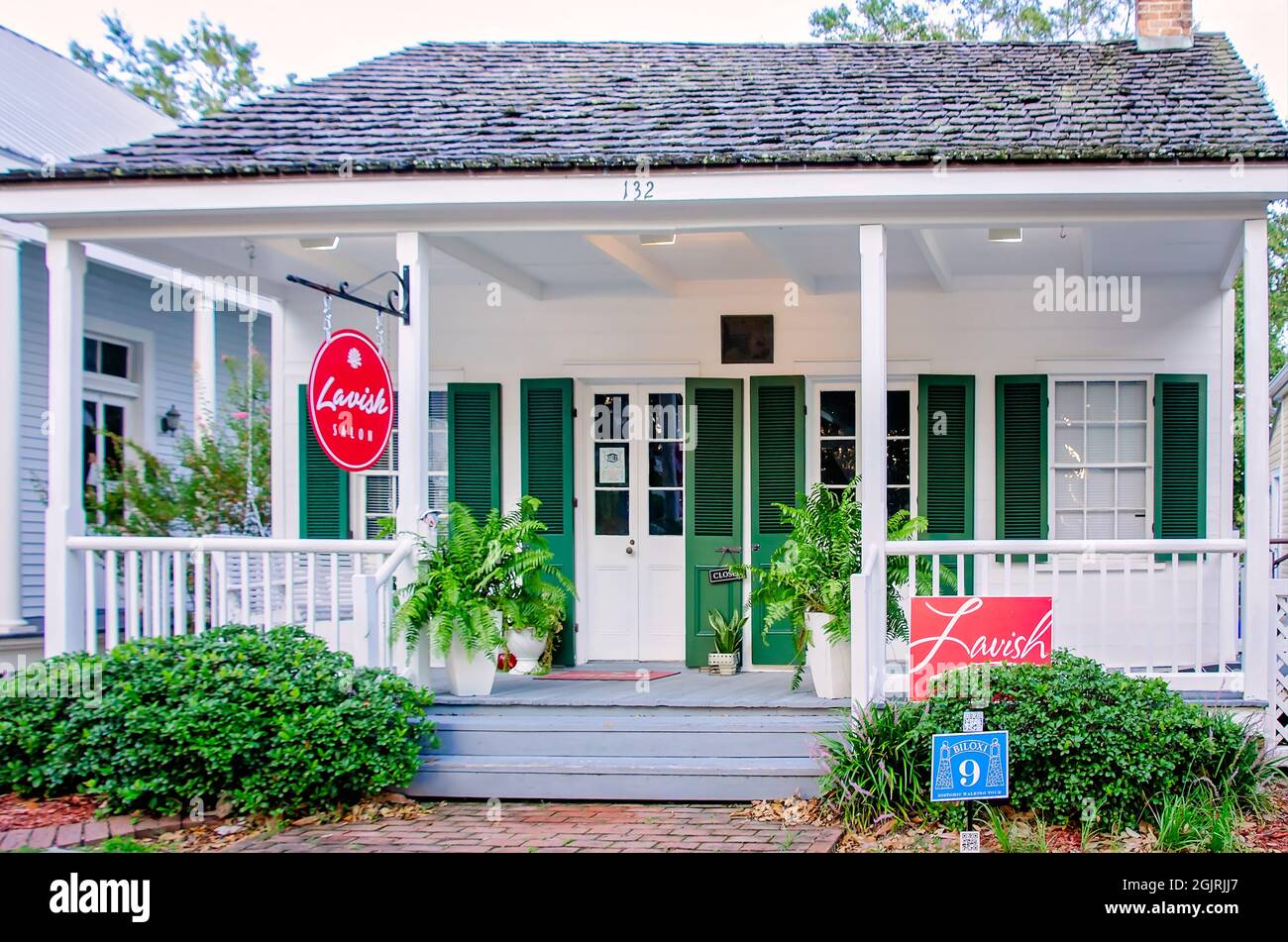 Das historische Creole Cottage ist jetzt die Heimat des großzügigen Salons am 5. September 2021 in Biloxi, Mississippi. Das Creole Cottage von 1832 wurde von John Delauney gebaut. Stockfoto