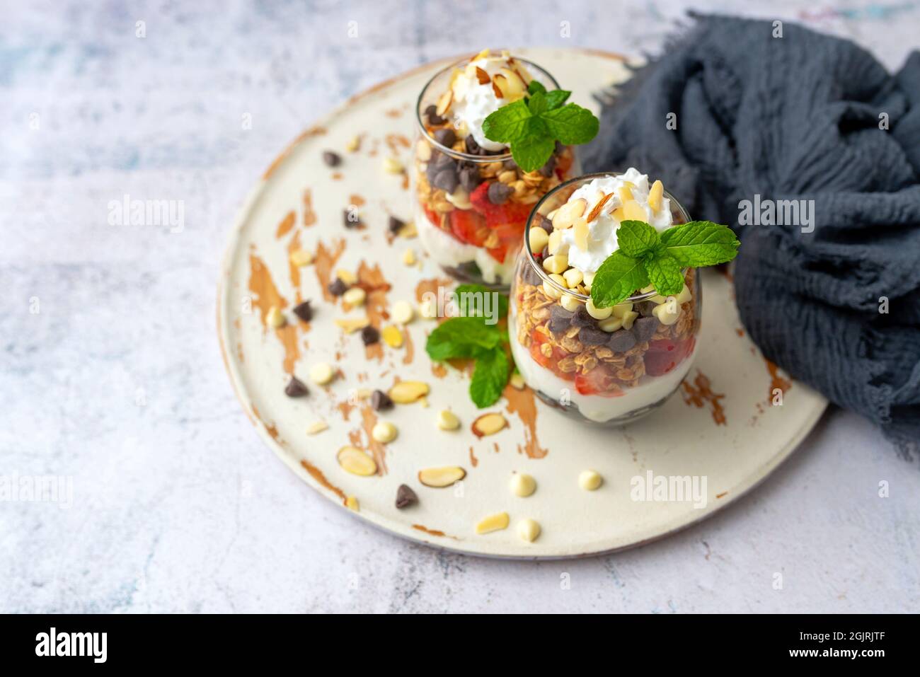 Joghurt Parfait Frühstück oder Dessert, Weinglas Dessert mit Obst Stockfoto