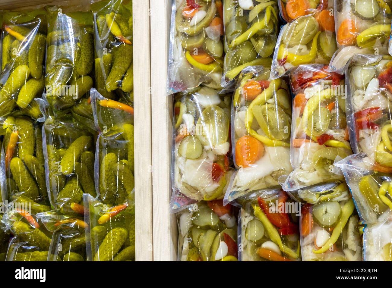 Verschiedene Gurken in Kunststoffverpackungen Stockfoto