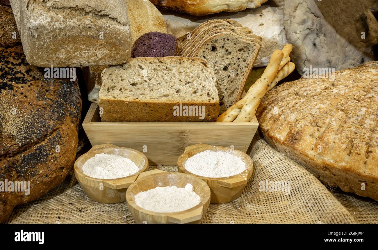 Natürliche und biologische Brotsorten, weißes Mehl in einer Holzschale Stockfoto