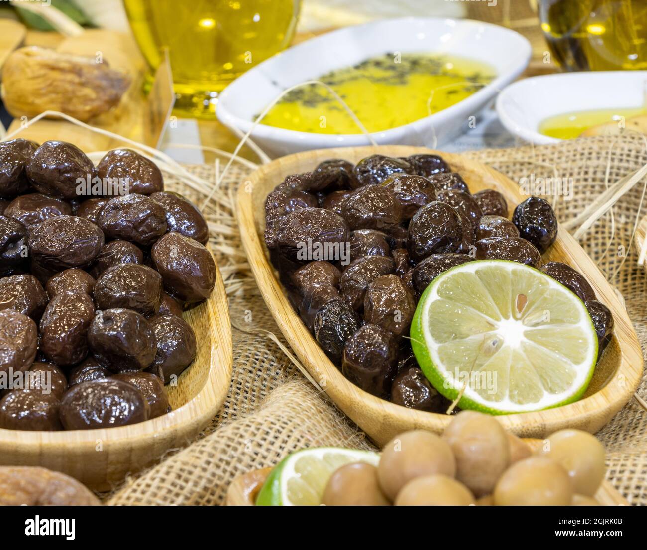 Nahaufnahme von schwarzen und grünen Oliven in Holzschüssel Stockfoto