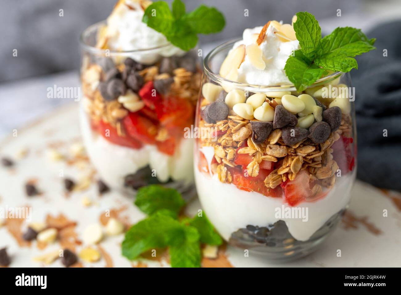Joghurt Parfait Frühstück oder Dessert, Weinglas Dessert mit Obst Stockfoto