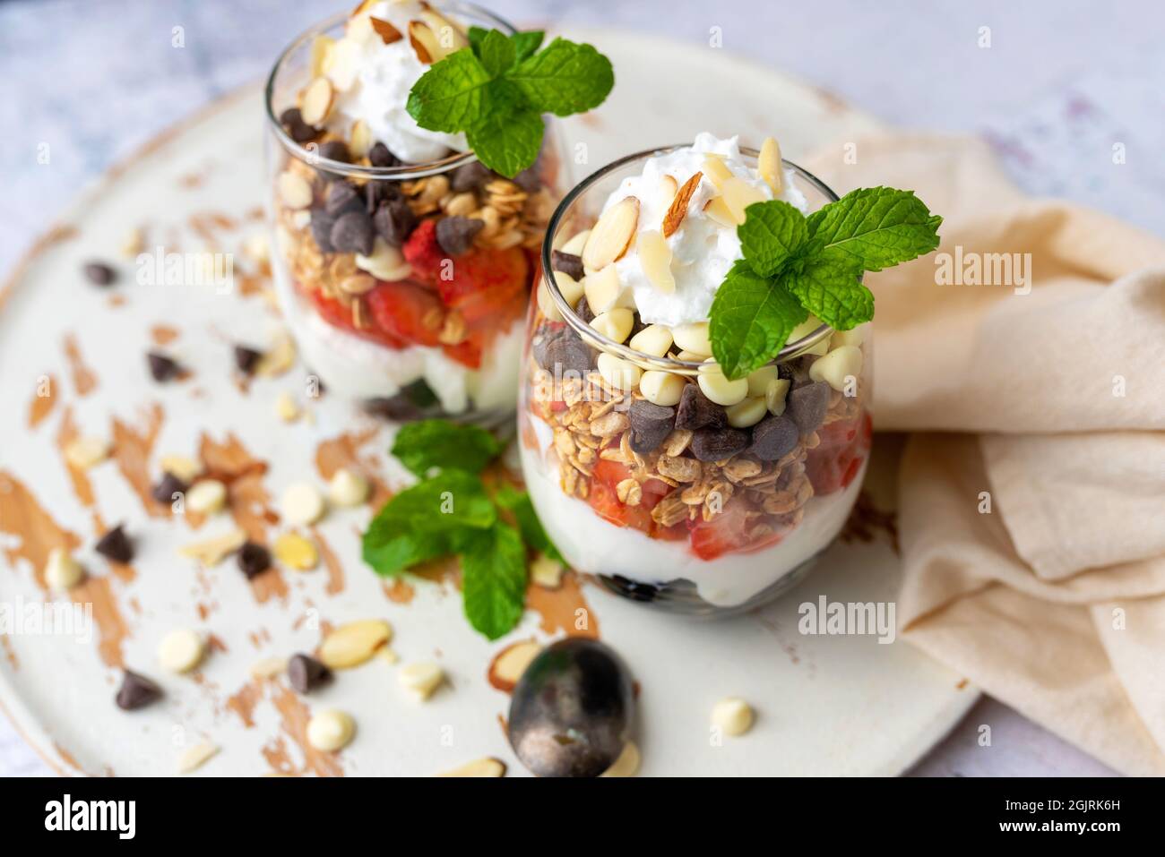 Joghurt Parfait Frühstück oder Dessert, Weinglas Dessert mit Obst Stockfoto