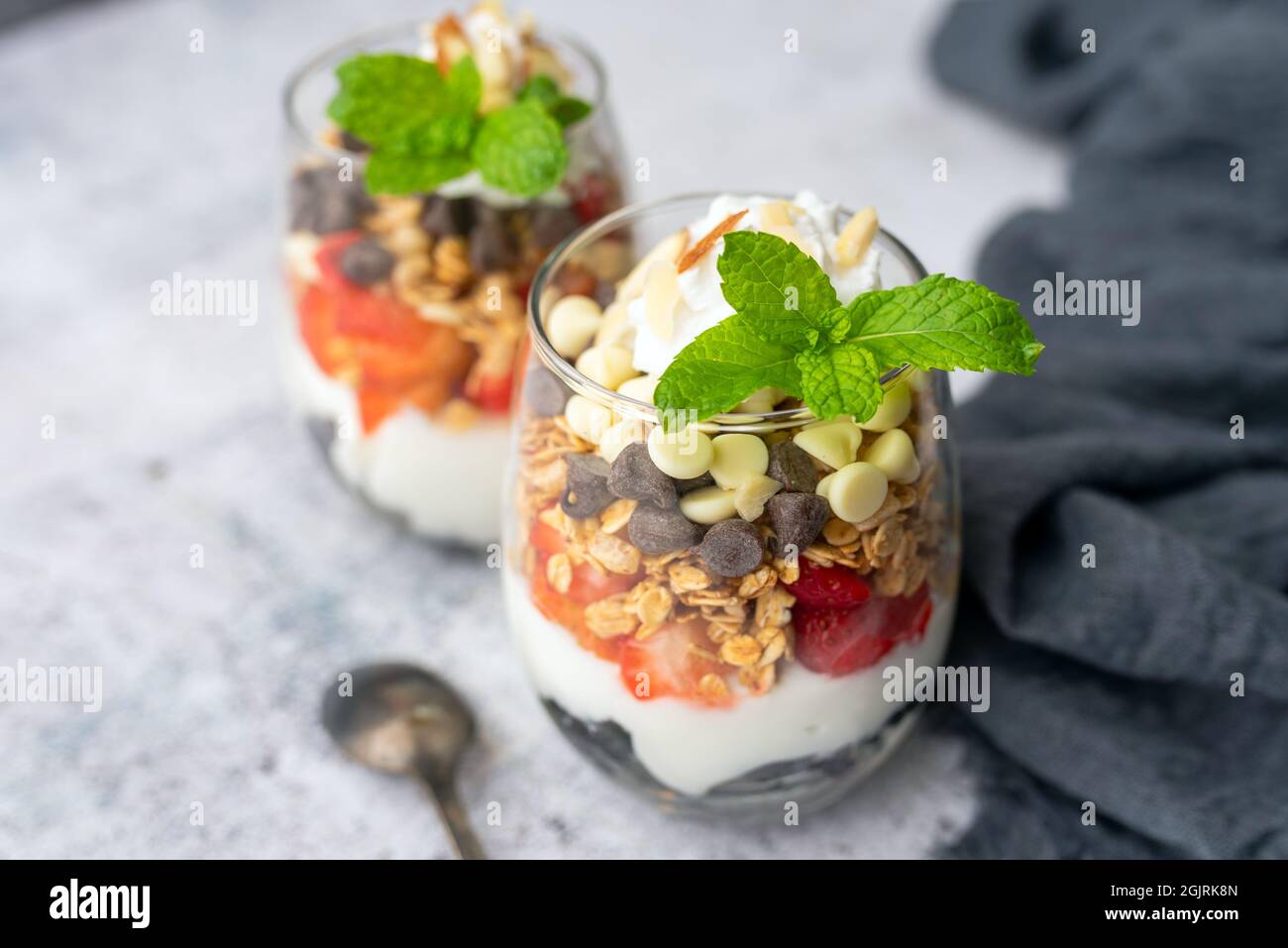 Joghurt Parfait Frühstück oder Dessert, Weinglas Dessert mit Obst Stockfoto