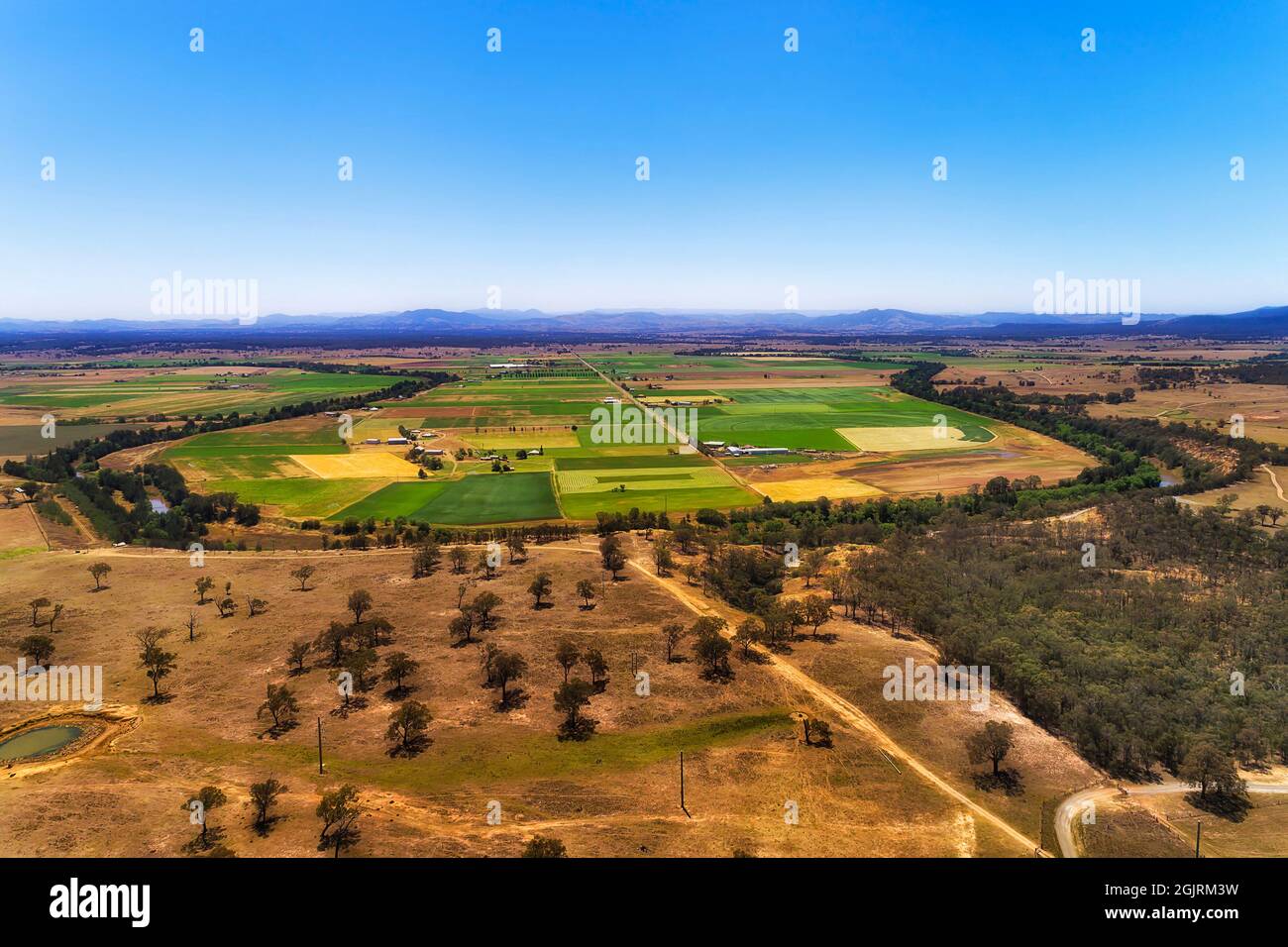 Hunter River in einer Schleife Form um kultivierte landwirtschaftliche Felder und Farmen in einem breiten Tal der Jäger-Region - Luftbild Landschaft, Australien. Stockfoto