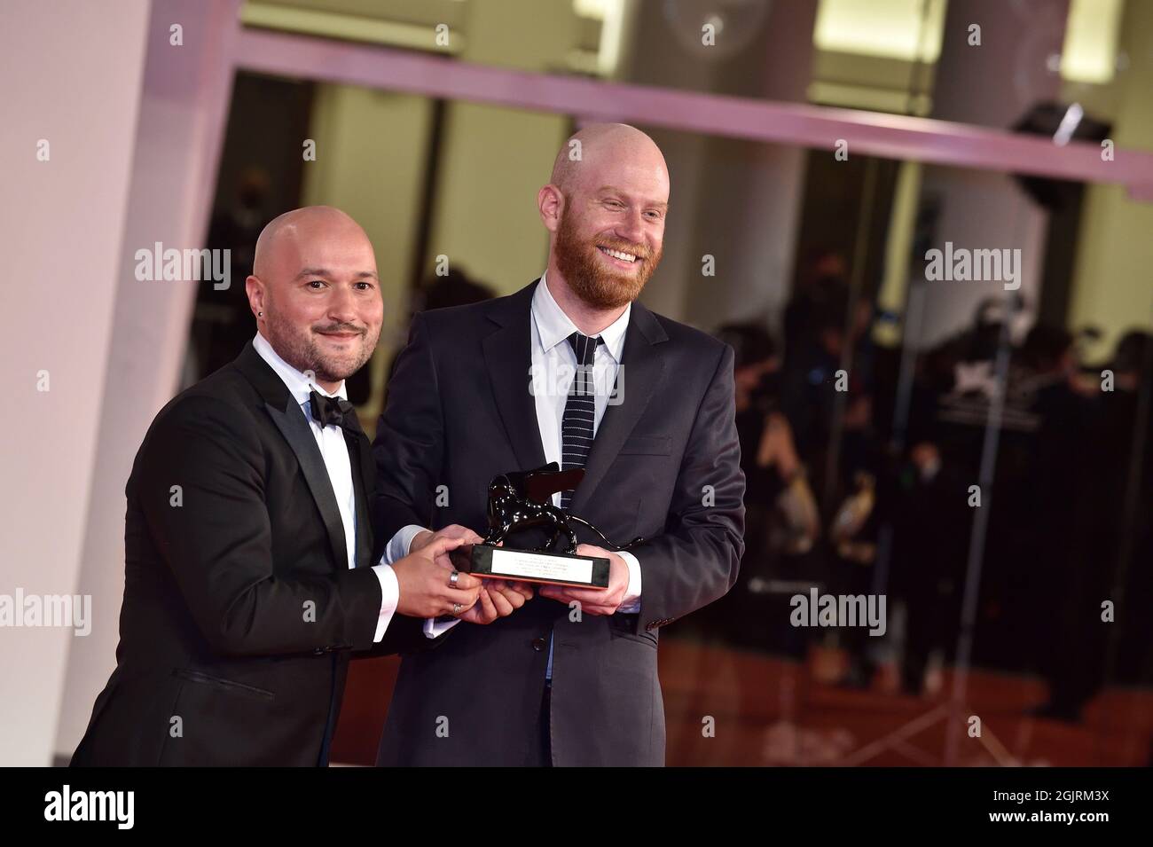 Venedig, Italien. September 2021. VENEDIG, ITALIEN - 11. SEPTEMBER: Lucas Engel (R) posiert mit dem Orizzonti Award für den besten Kurzfilm für 'Los Huesos' bei der Fotoschau des Preisträgers während des 78. Internationalen Filmfestivals von Venedig am 11. September 2021 in Venedig, Italien. Kredit: dpa/Alamy Live Nachrichten Stockfoto