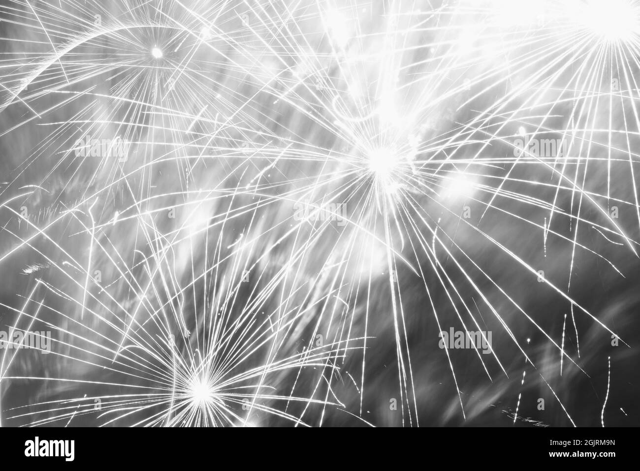 Feuerwerk am Nachthimmel Winter. Silvester-Feier. Stockfoto