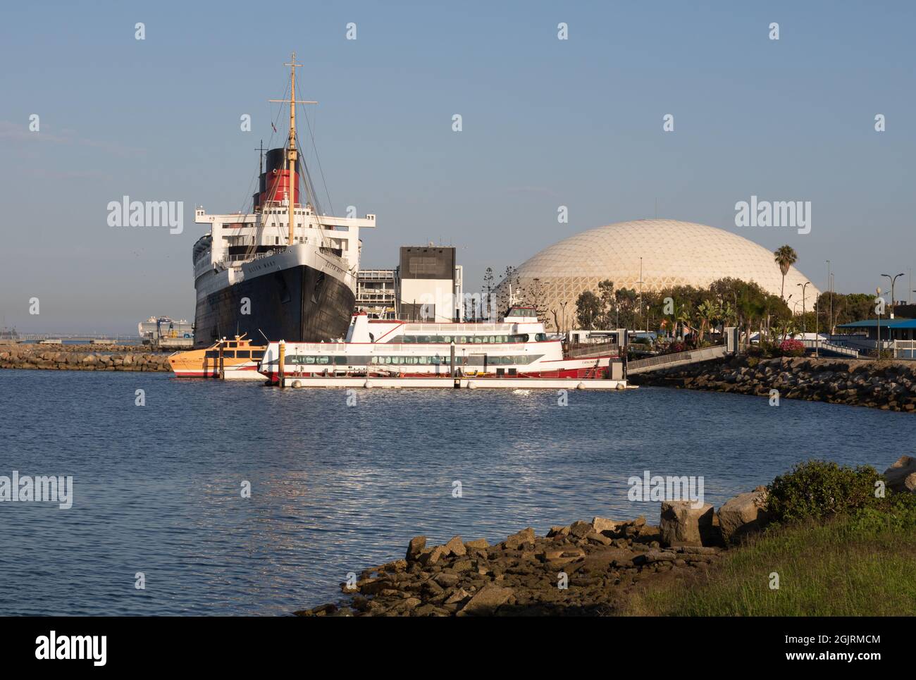 Long Beach, CA USA - 20. August 2021: Blick auf Catalina Classic Cruise mit Queen Marina, die im Hafen von Long Beach hält Stockfoto